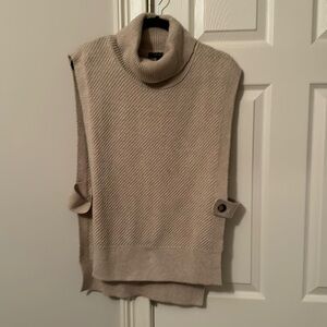 Like New, Banana Republic sweater vest w/open sides and button side, cream sz L